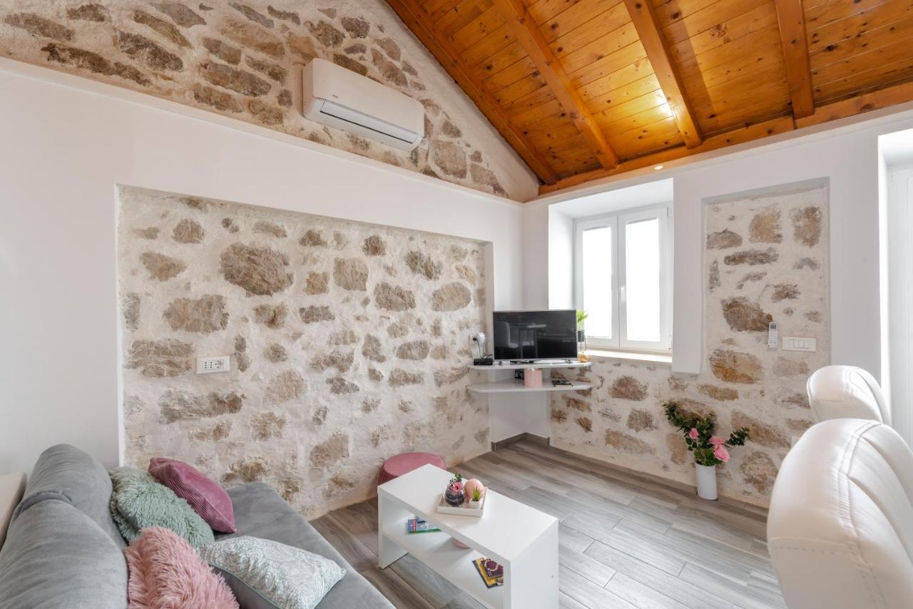 Little Stone House Apartment Buici  Bagian luar foto